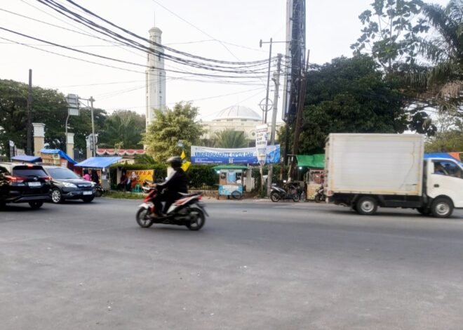 PKL Gunakan Badan Jalan, Kemacetan Mengintai di Jl. Bayangkara Tangsel