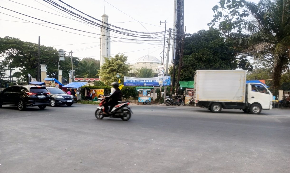 PKL Gunakan Badan Jalan, Kemacetan Mengintai di Jl. Bayangkara Tangsel
