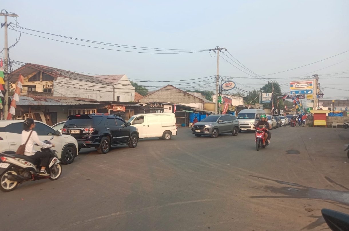 WARGA KELUHKAN KEMACETAN HAMPIR SETIAP HARI DI PERTIGAAN PD JAGUNG TIMUR, MINTA DISHUB DAN POLISI TURUN TANGAN